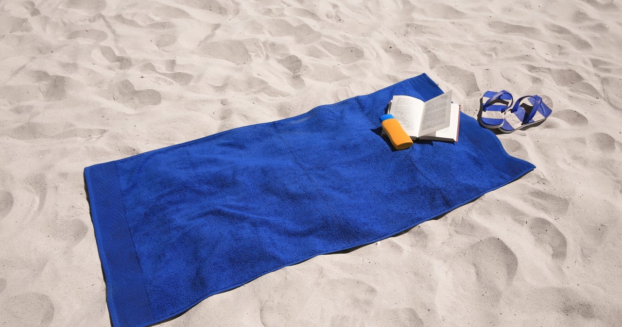Piasek nie musi się sypać na ręcznik. Wystarczy, iż na plaży zrobisz to