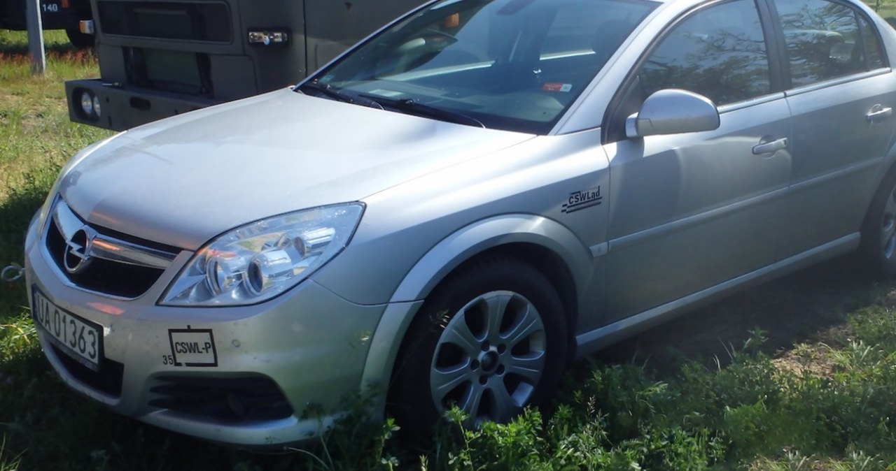 Honkery, ciężarówki i Opel Vectra. Wojsko znów robi wyprzedaż