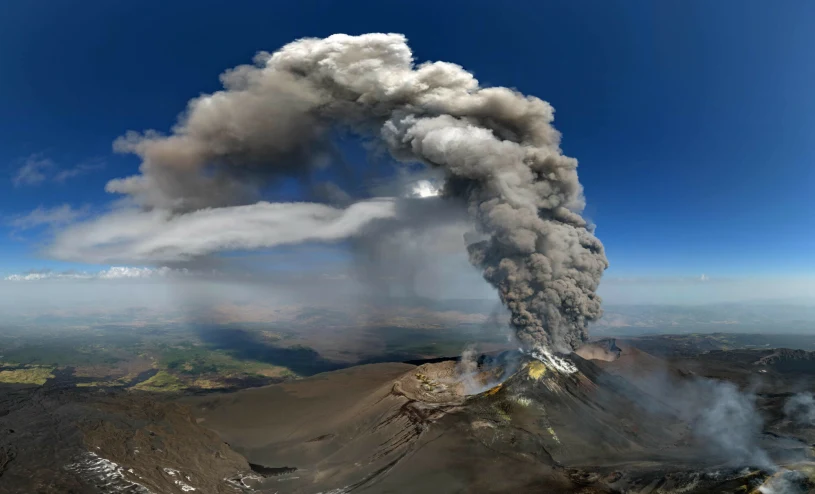 Erupcja Etny, przyloty wstrzymane. "Traktujecie ludzi jak paczki"