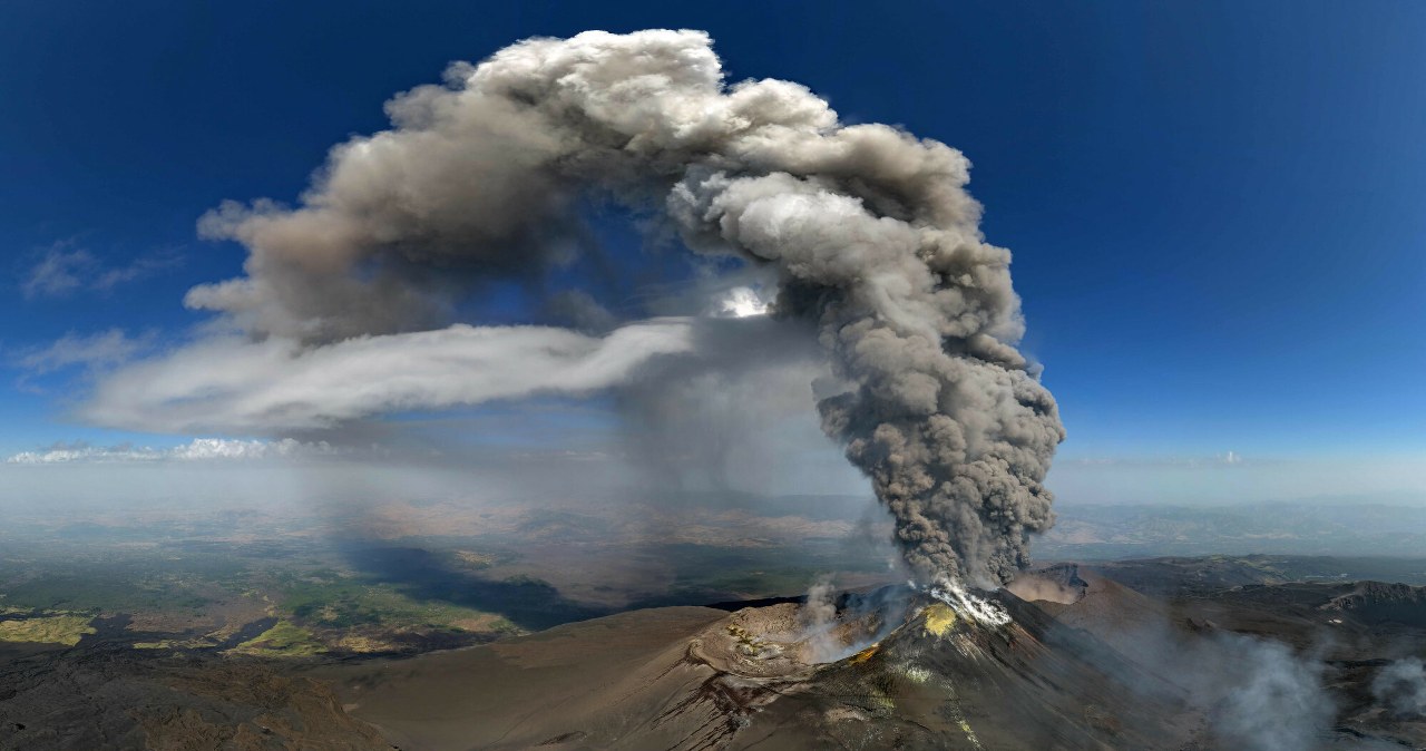 Erupcja Etny, przyloty wstrzymane. "Traktujecie ludzi jak paczki"