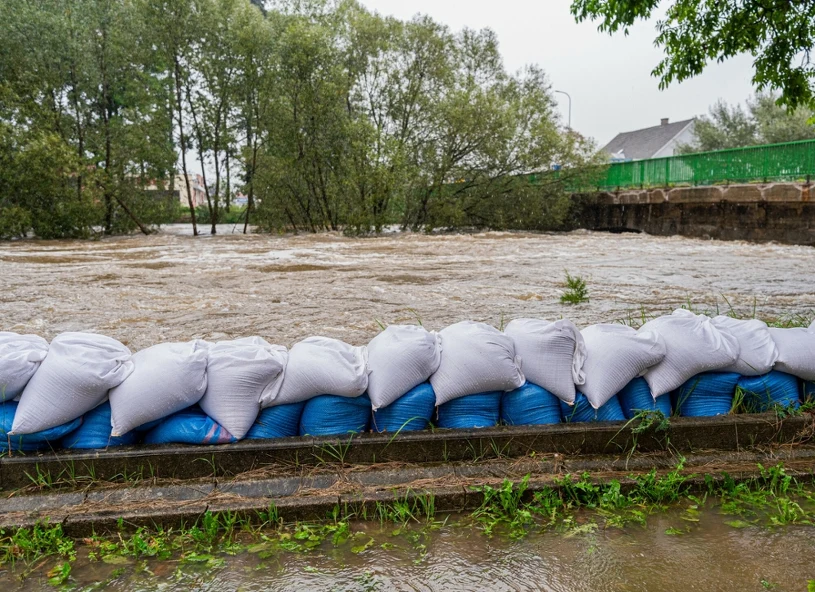 Afera w sprawie pomocy dla powodzian. Polityk KO zawieszona w partii