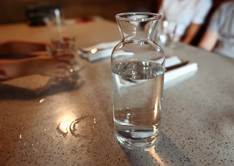 Hejt na restauratorów za brak darmowej wody ma się dobrze. Jakie są fakty?