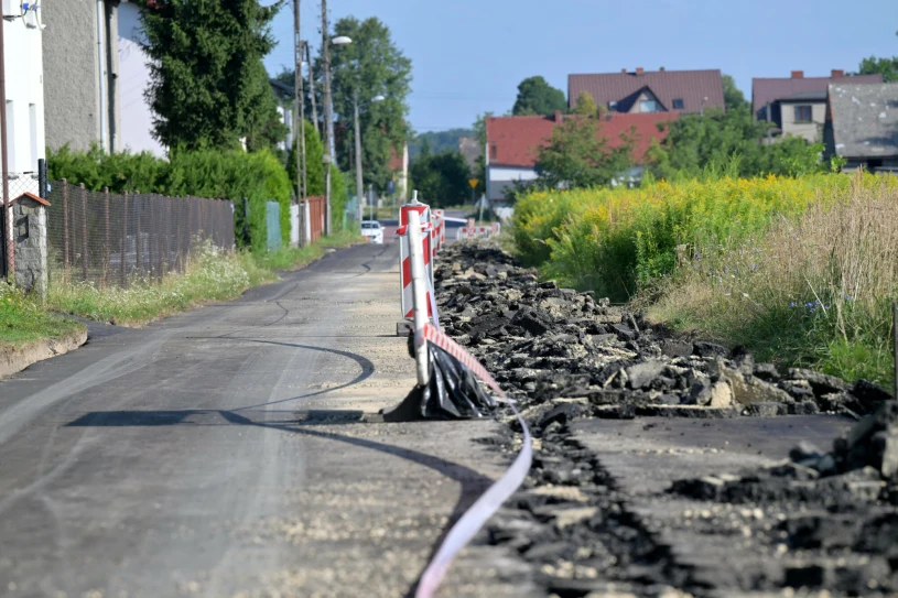 Rolnik zaorał drogę w Gliwicach. Urząd miasta dementuje nieprawdziwe informacje