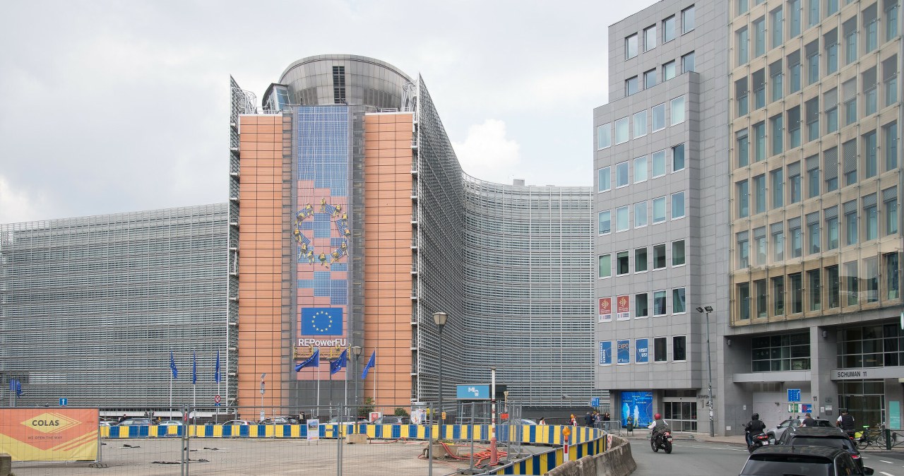 "Serce UE" obiektem drwin. "Powstała największa patelnia Europy"