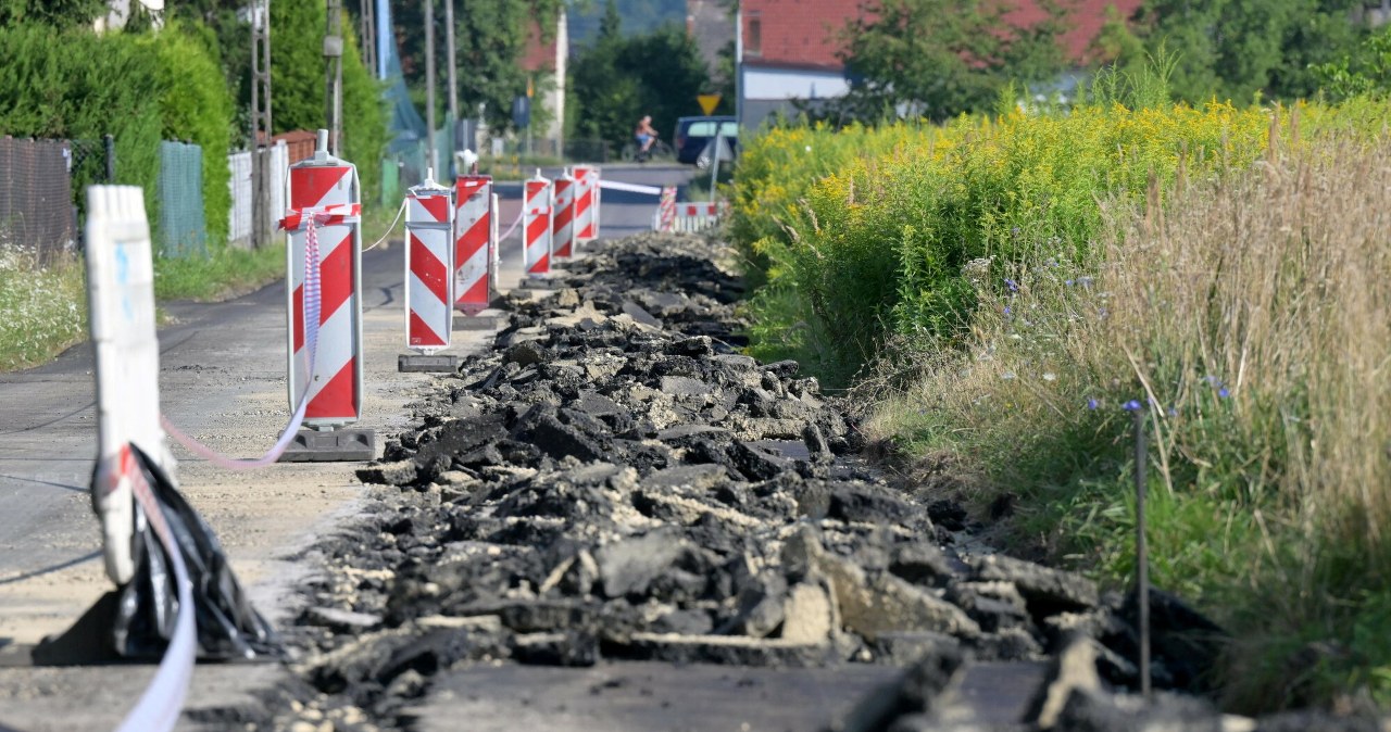 Gliwice. Nowy ruch urzędników po akcji rolnika. 60-latek zaorał asfalt Gliwice. Nowy ruch urzędników po akcji rolnika. 60-latek zaorał asfalt