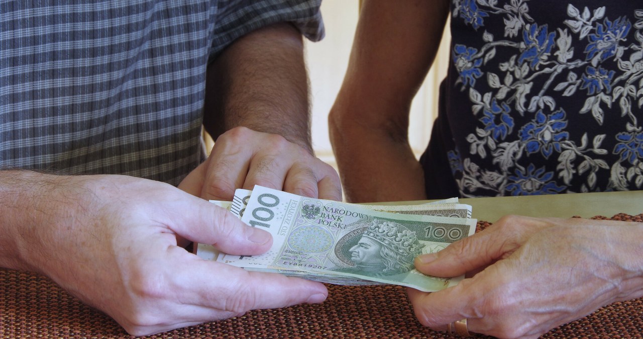 Wielu zapomina. Tyle musi trwać małżeństwo, aby otrzymać rentę rodzinną