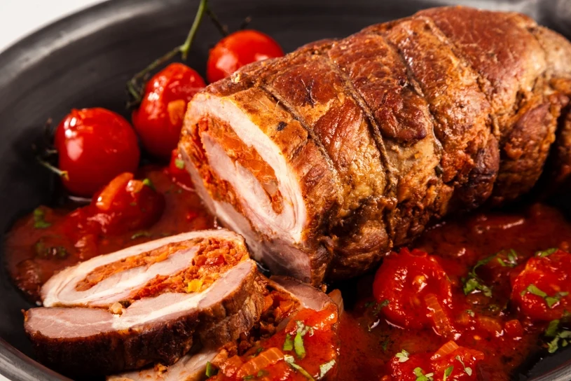 Ta pikantna pieczeń najlepiej smakuje latem. Nadzienie jest obłędne w smaku