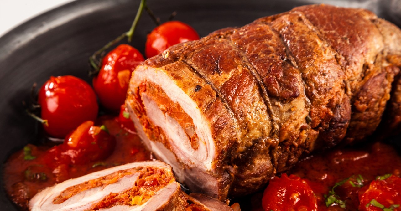 Ta pikantna pieczeń najlepiej smakuje latem. Nadzienie jest obłędne w smaku