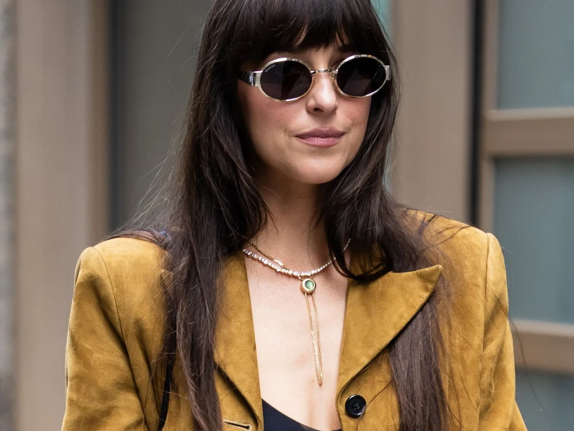 Jeansy będą hitem jesieni. Fason wysmukla nogi. Dakota Johnson już nosi