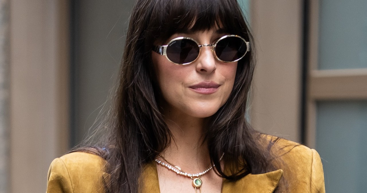 Jeansy będą hitem jesieni. Fason wysmukla nogi. Dakota Johnson już nosi