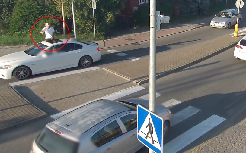 Pasażer BMW jechał na dachu. Kierowcy zatrzymano prawo jazdy