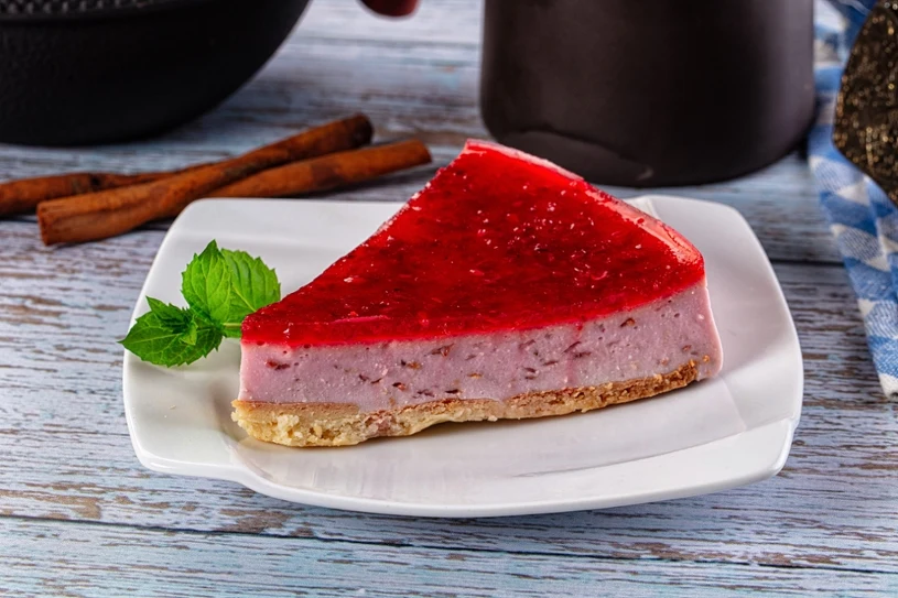 Sernik z malinami bez piekarnika. Delikatny, lekki i zachwycająco kremowy