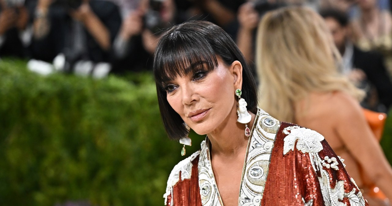 Odmładzająca grzywka? Kris Jenner w tych trzech cięciach zachwyca