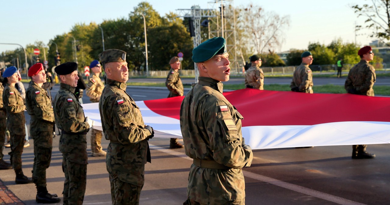 Polacy murem za mundurem. Nikt w kraju nie ma takich sondaży