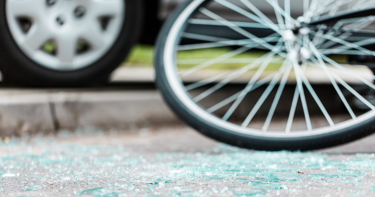 15-latka na rowerze do końca wpatrywała się w telefon. Wjechała pod auto