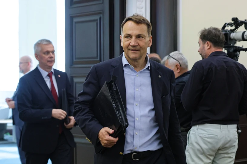 Szpila przed uroczystościami. Sikorski kąśliwie do Nawrockiego