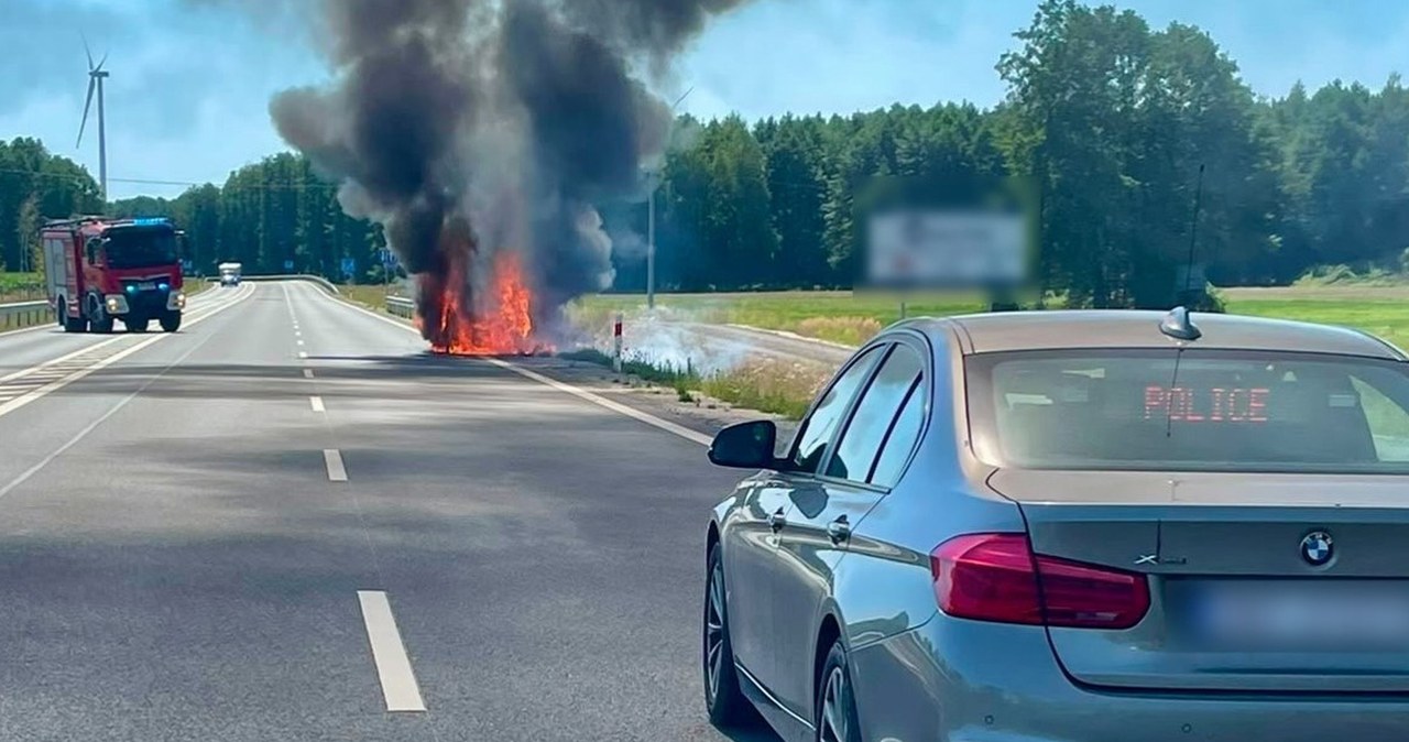 Samochód zapalił się podczas jazdy. W środku było dwoje seniorów