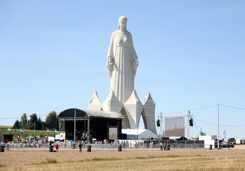 Najwyższy pomnik Matki Boskiej w Europie stanął w Konotopie — 55,6 m wysokości