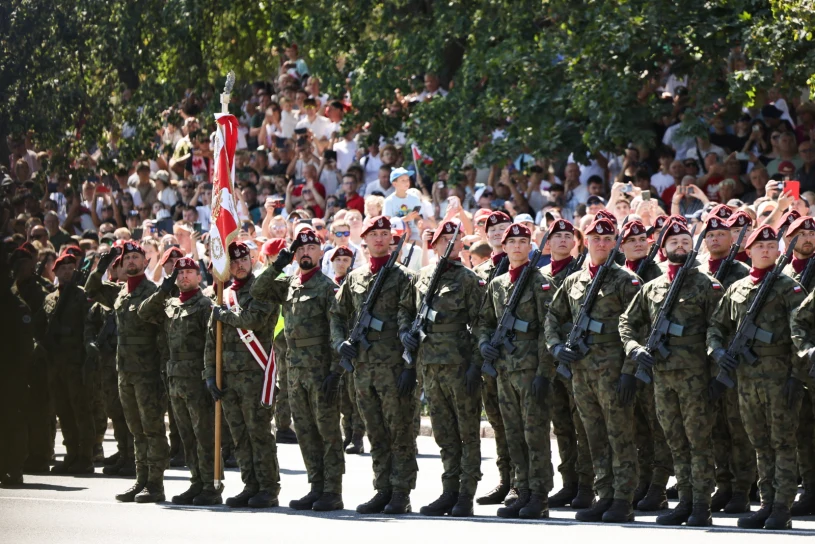 Wojskowi "smażyli się na słońcu". Fala krytyki po przemowach rządzących