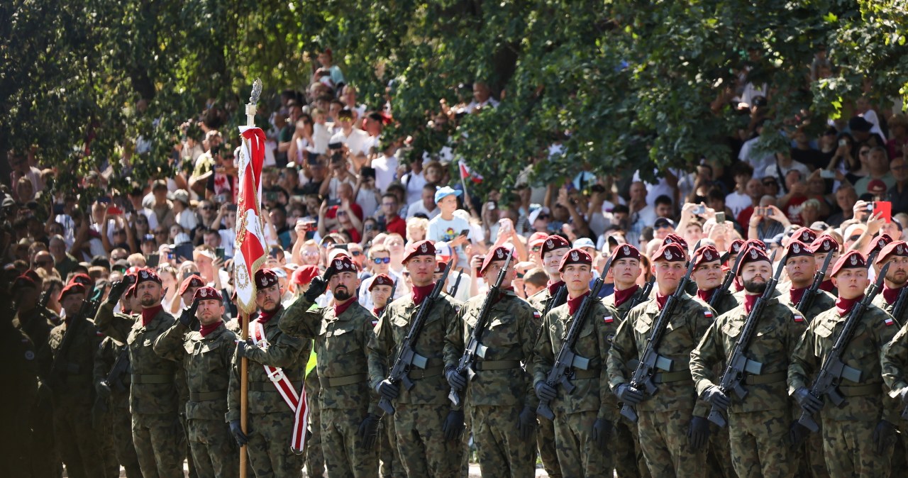 Wojskowi "smażyli się na słońcu". Fala krytyki po przemowach rządzących