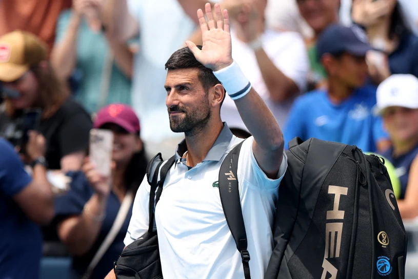 Medycy ruszyli z pomocą. Djokovic upadł na kolana. Koniec dla Serba