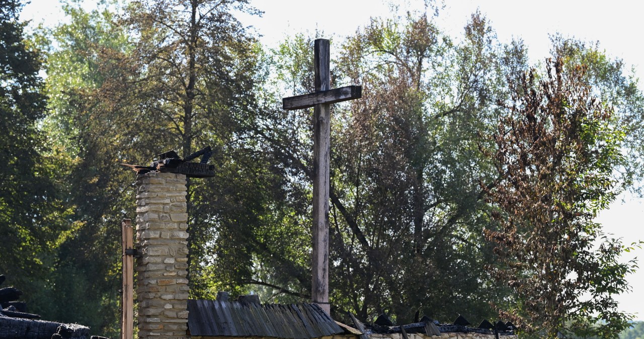 Sanok. Tylko drewniany krzyż ocalał z pożaru kościoła. „To dla nas znak” Sanok. Tylko drewniany krzyż ocalał z pożaru kościoła. „To dla nas znak”