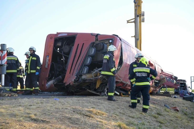 Families search for missing after Hungary bus crash — identification ongoing in Miskolc