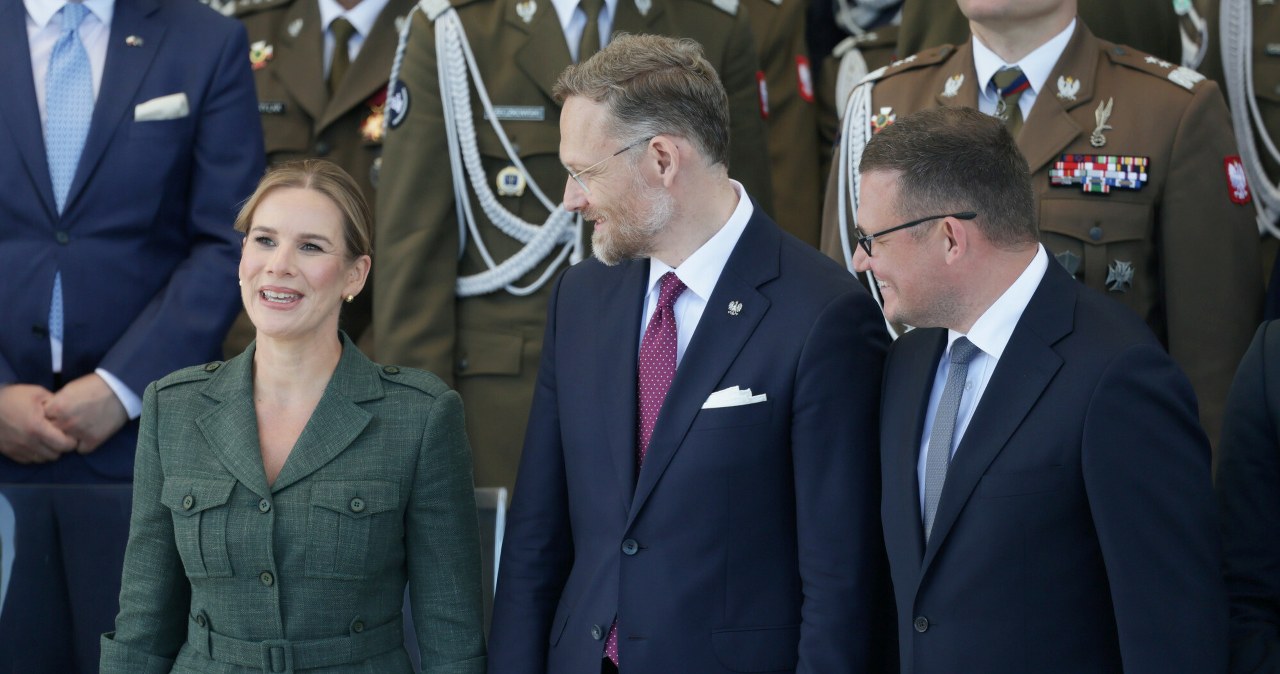 Uwaga skupiła się na Nawrockiej pośród tłumu. Zrobiła to specjalnie?