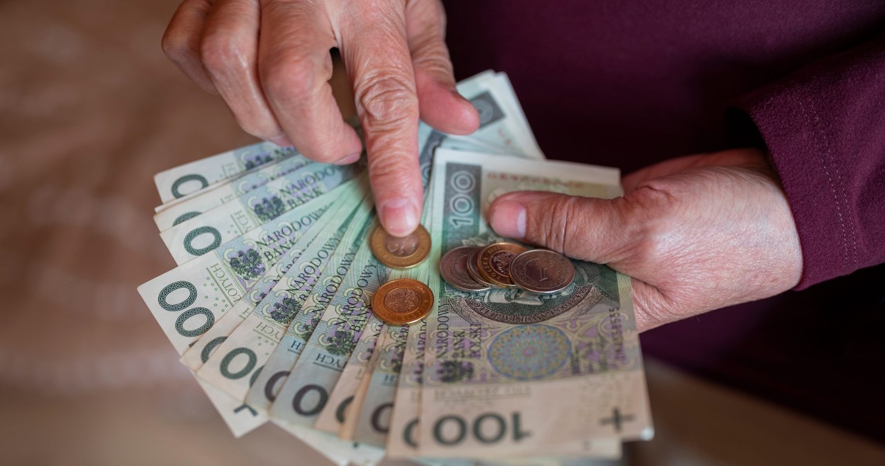 Na kontach emerytów prawie 2 tys. zł więcej. Przelewy ruszą we wrześniu