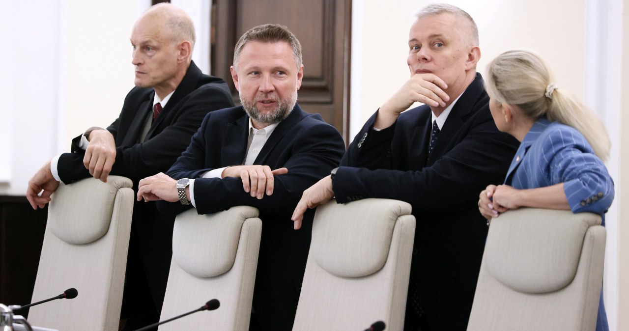 Sondaż. Którzy ministrowie powinni odejść z rządu? Polacy wskazali nazwiska Sondaż. Którzy ministrowie powinni odejść z rządu? Polacy wskazali nazwiska