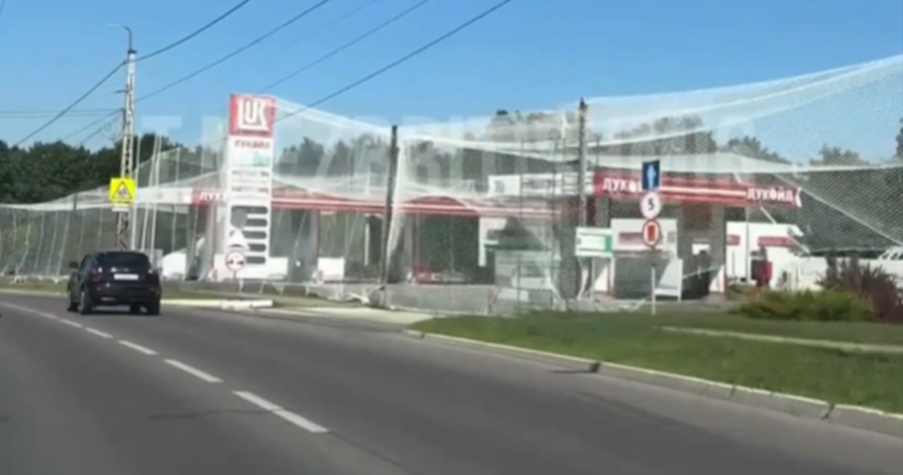 Rosjanie chowają stacje benzynowe pod siatkami. Boją się ataku dronów