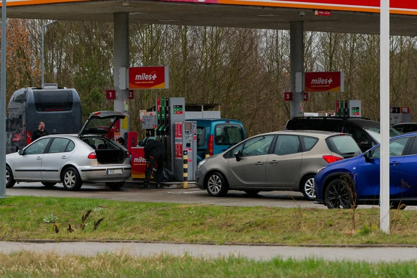 Niemcy przyjeżdżają do Polski po tańsze paliwo. Na stacjach tłumy