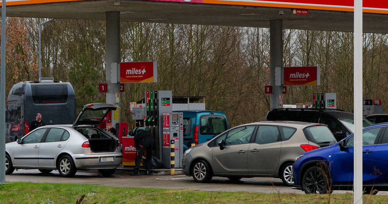 Niemcy przyjeżdżają do Polski po tańsze paliwo. Na stacjach tłumy