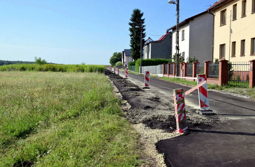Zaorał świeży asfalt i trafił do aresztu. Obrońca rolnika zabrał głos