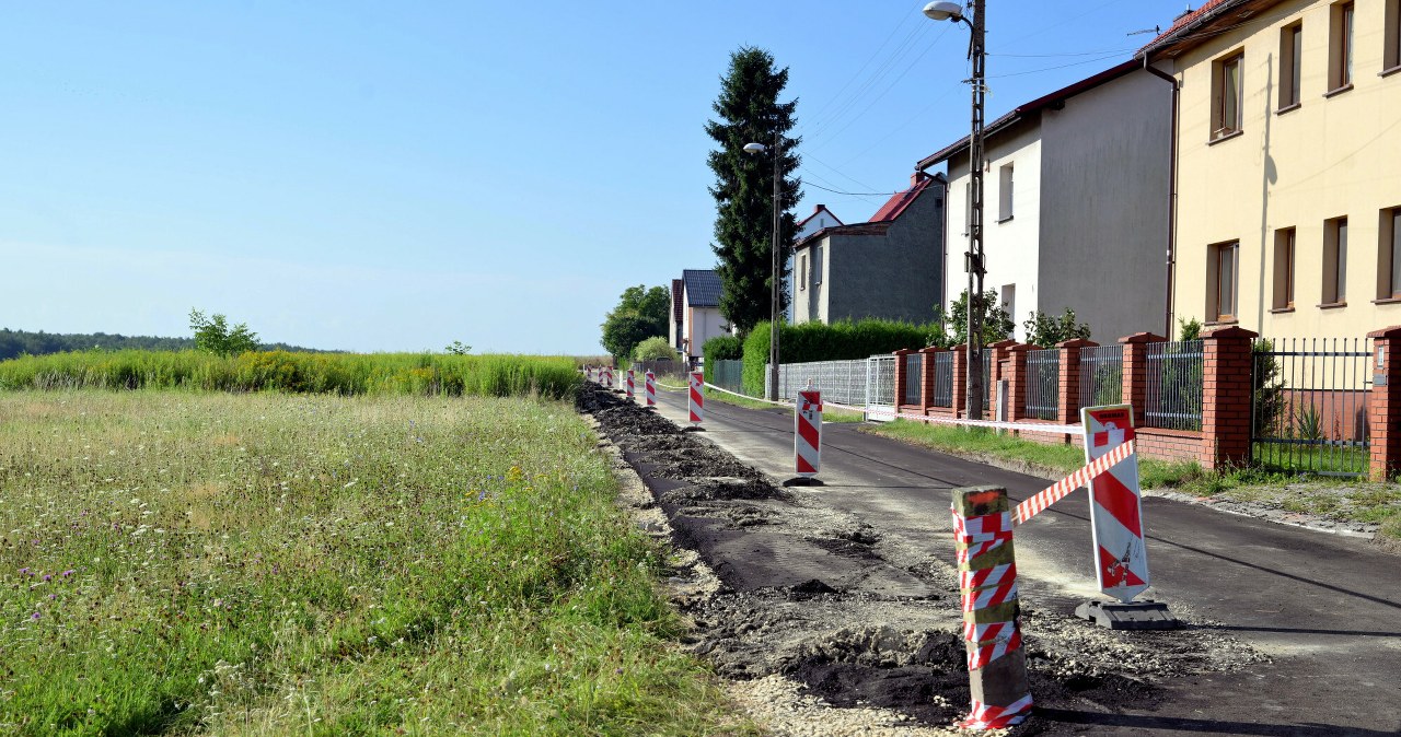 Zaorał świeży asfalt i trafił do aresztu. Obrońca rolnika zabrał głos