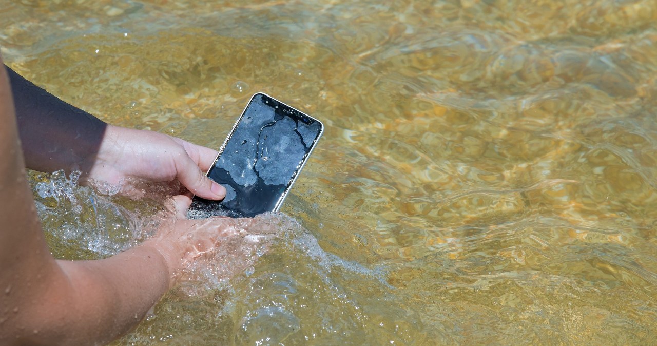 Telefon wpadł do wody. Czy zalany telefon da się naprawić?