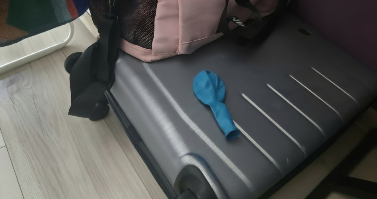 Co roku pakuję balon do walizki. Ten trik rozwiązuje aż dwa problemy