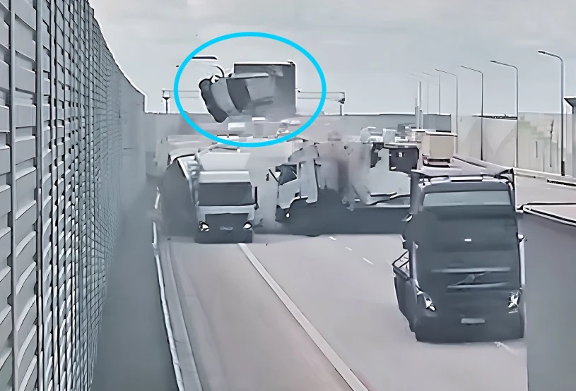 Wypadek Scanii i Mercedesa na A1. Osobówki latały w powietrzu
