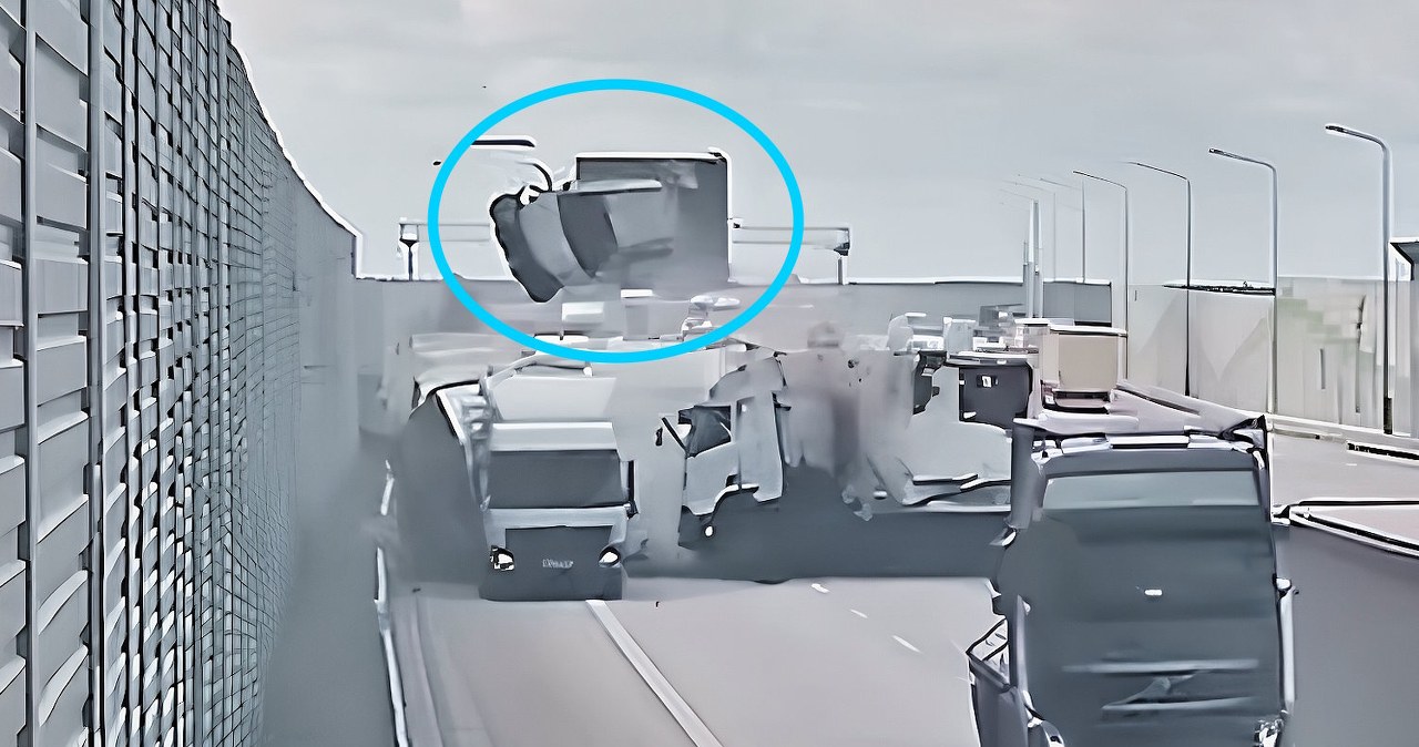 Wypadek Scanii i Mercedesa na A1. Osobówki latały w powietrzu