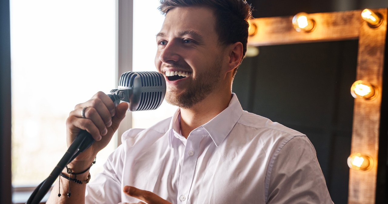 Mężczyźni ćwiczą głos, by podobać się kobietom. Voicemaxxing robi furorę