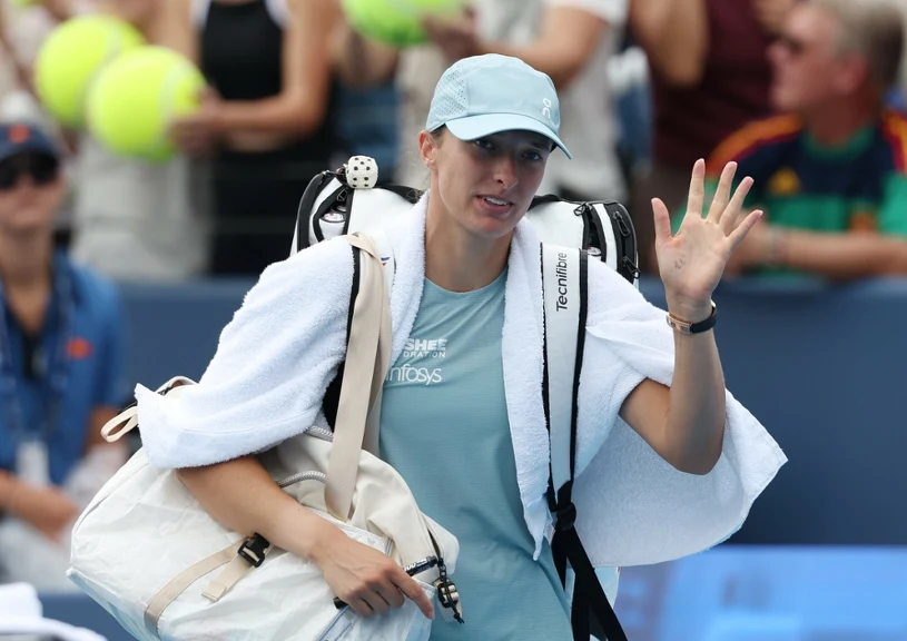Świątek in Cincinnati semis — Rybakina retires at 4-1 down
