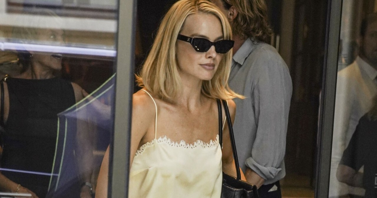 Margot Robbie w stylizacji 10/10. Sukienka to hit, ale dodatek skradł show