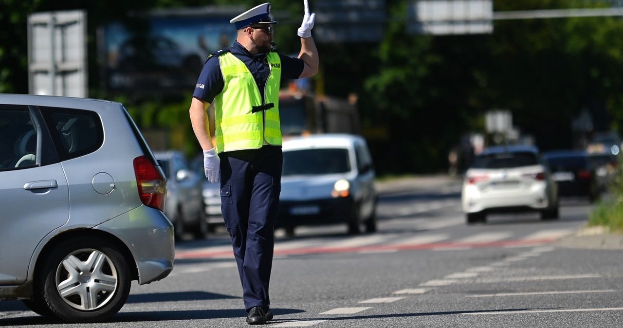 Policja wyjaśnia. Pierwszeństwo na skrzyżowaniu podczas cofania