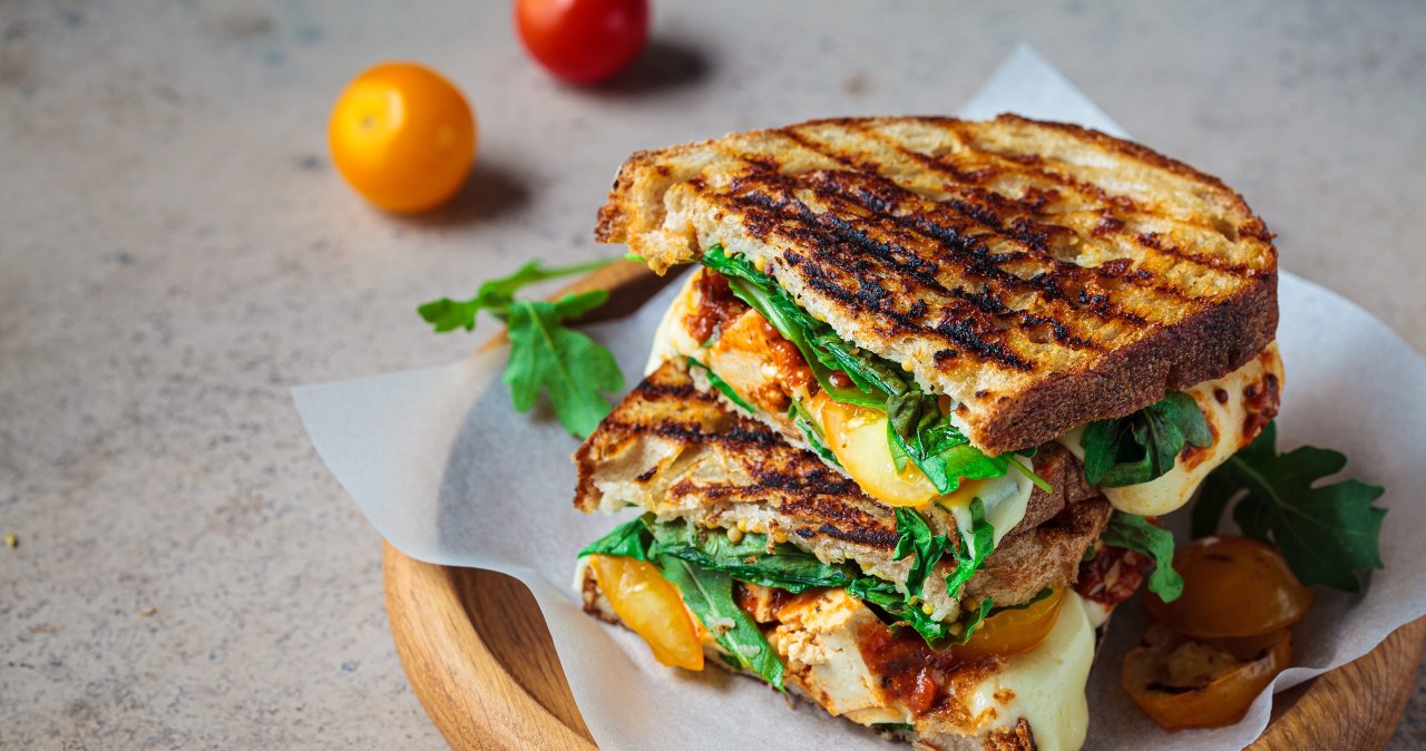 Zwykły tost się przy niej chowa. Ta kanapka skrywa soczysty dodatek