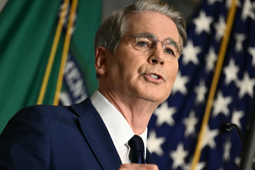 USA będzie stopniowo zwiększać presję na Iran. Grozi odcięciem od dolara