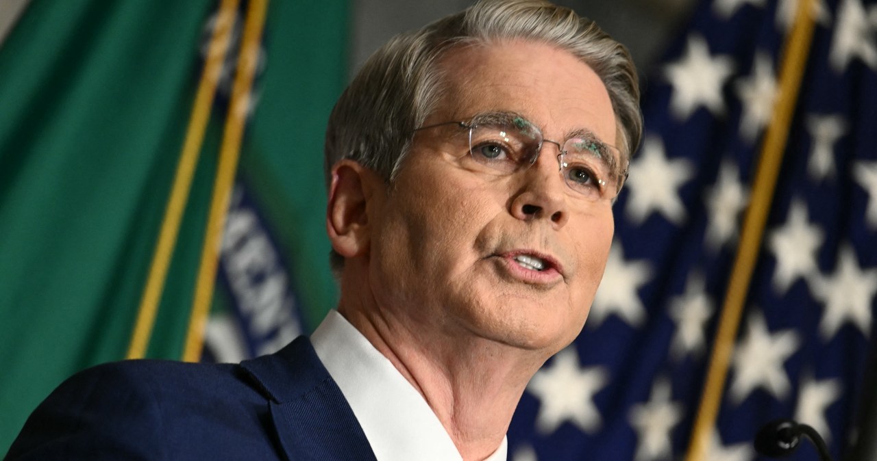 USA będzie stopniowo zwiększać presję na Iran. Grozi odcięciem od dolara