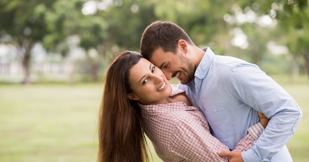 Single mają dość Tindera. Wraca sposób randkowania sprzed ery aplikacji