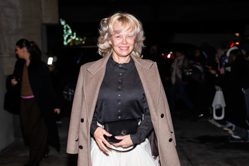 Płaszcz, koszula i spódnica. Pamela Anderson pokazuje hit na jesień 2026