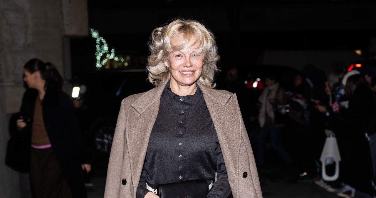 Płaszcz, koszula i spódnica. Pamela Anderson pokazuje hit na jesień 2026