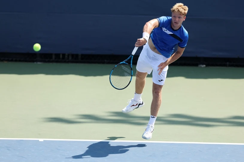 Polak wracał z 1:4 w 3. secie na US Open. Prawie trzy godziny walki o awans